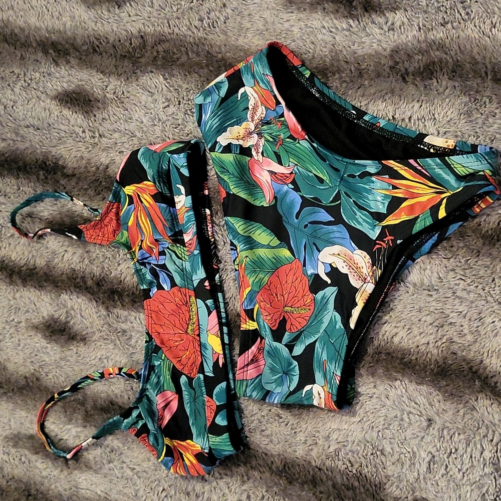 Fashion Nova Bikini - GUC - size small - Hawaiian print